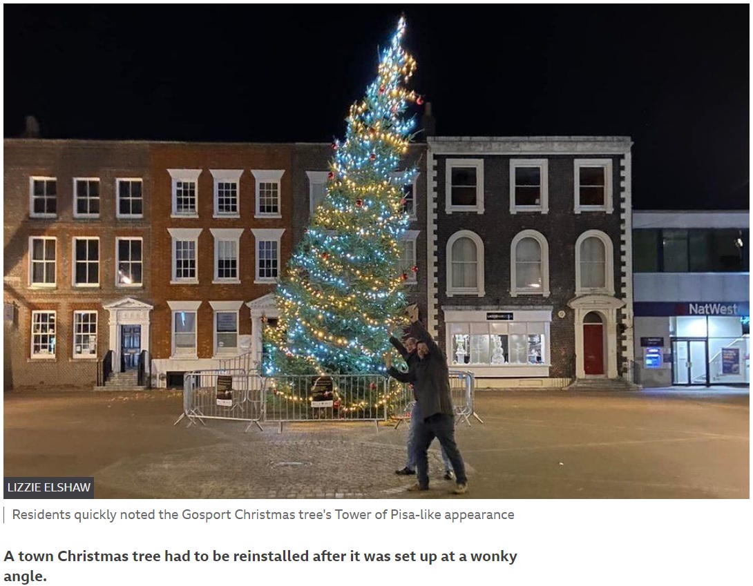 「ピサの斜塔」お決まりのポーズで写真撮影を楽しむ地元住民（画像は『BBC　2021年12月1日付「Gosport wonky Christmas tree straightened」（LIZZIE ELSHAW）』のスクリーンショット）