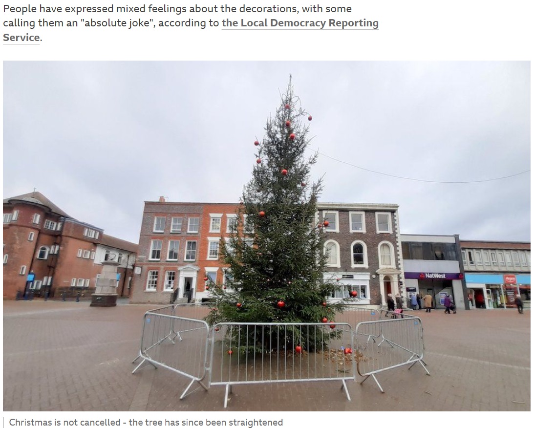 苦情を受け、翌日に修正されたクリスマスツリー（画像は『BBC　2021年12月1日付「Gosport wonky Christmas tree straightened」』のスクリーンショット）