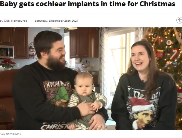 両親と一緒のエバレット君（画像は『WGXA　2021年12月25日付「Baby gets cochlear implants in time for Christmas」（CNN NEWSOURCE）』のスクリーンショット）