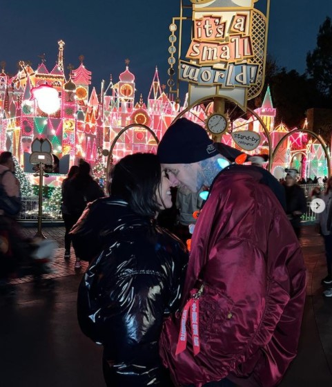 ディズニーランドを訪れたコートニーとトラヴィス（画像は『Kourtney Kardashian　2021年12月18日付Instagram「The happiest place on earth, in the rain at Christmas time」』のスクリーンショット）