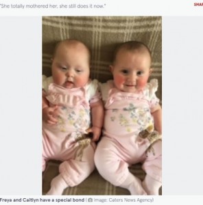 体外受精で誕生したフレイヤちゃん（左）とケイトリンちゃん（画像は『The Mirror　2021年11月30日付「Little girl with Down’s Syndrome takes first steps thanks to special bond with twin sister」（Image: Caters News Agency）』のスクリーンショット）