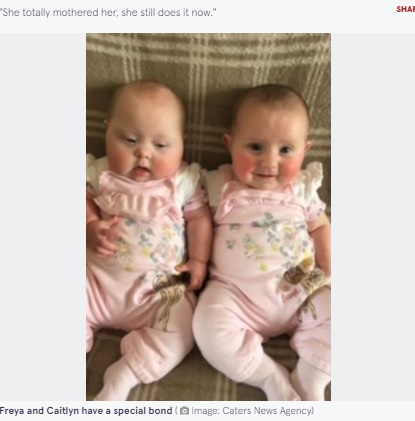 体外受精で誕生したフレイヤちゃん（左）とケイトリンちゃん（画像は『The Mirror　2021年11月30日付「Little girl with Down’s Syndrome takes first steps thanks to special bond with twin sister」（Image: Caters News Agency）』のスクリーンショット）