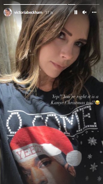 「カニエ・ウェストのTシャツよ」とヴィクトリア（画像は『Victoria Beckham　2021年12月18日付Instagram』のスクリーンショット）