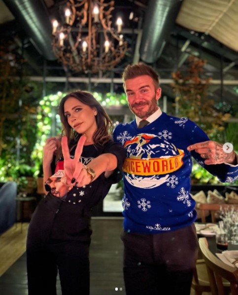 “クリスマス・ジャンパー”を着たデヴィッド＆ヴィクトリア・ベッカム夫妻（画像は『Victoria Beckham　2021年12月12日付Instagram「Now that’s a Christmas Jumper Mr Beckham!」』のスクリーンショット）