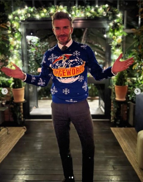 「スパイス・ガールズ」のセーターを着たデヴィッド（画像は『Victoria Beckham　2021年12月12日付Instagram「Now that’s a Christmas Jumper Mr Beckham!」』のスクリーンショット）