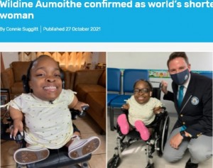 ギネス世界記録を達成し笑顔のウィルディンさん（画像は『Guinness World Records　2021年10月27日付「Wildine Aumoithe confirmed as world’s shortest non-mobile woman」』のスクリーンショット）