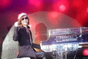 【エンタがビタミン♪】YOSHIKI、2年ぶりの会見に「感無量」　急遽サンタ帽をおねだり、クリスマスソング弾き報道陣にサービス