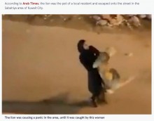 ライオンを抱きかかえて夜道を歩く女性の動画が物議を醸す（クウェート）＜動画あり＞