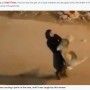 【海外発！Breaking News】ライオンを抱きかかえて夜道を歩く女性の動画が物議を醸す（クウェート）＜動画あり＞
