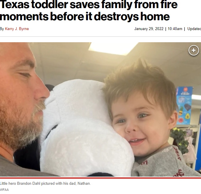 家族の命を救った“小さなヒーロー”と父（画像は『New York Post　2022年1月29日付「Texas toddler saves family from fire moments before it destroys home」（WFAA）』のスクリーンショット）
