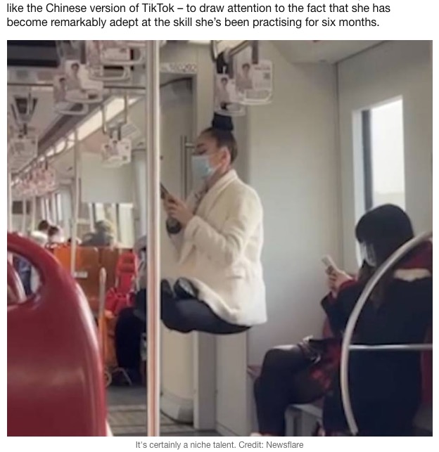 つり革に結んだ髪の毛で宙吊りになった女性（画像は『LADbible　2022年1月24日付「Woman Seems To Levitate As She Hangs By Her Hair On A Train」（Credit: Newsflare）』のスクリーンショット）