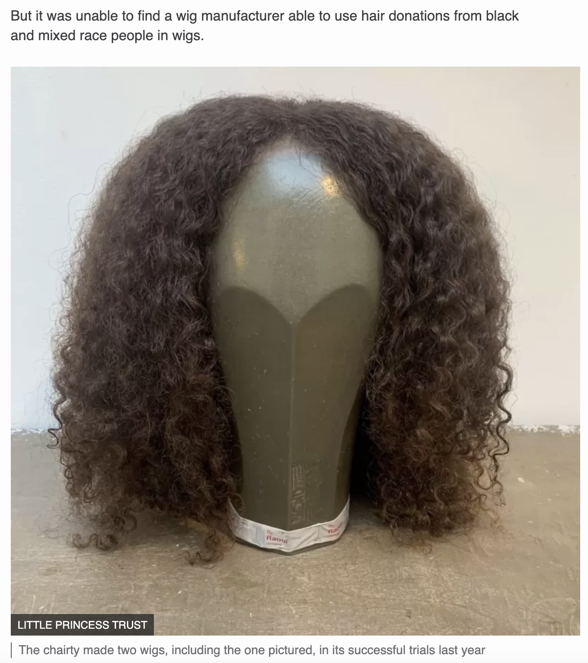 アフロヘアで試作したウィッグ（画像は『BBC　2022年1月11日付「Afro wigs: Aberdare girl’s six-year wait to donate hair」（FAMILY PHOTO）』のスクリーンショット）