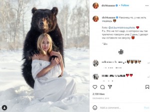 雪原で撮られたヴェロニカさんとアーチーの2ショット（画像は『Veronika Dichka　2019年12月6日付「Наконец-то, у нас есть медведь」』のスクリーンショット）