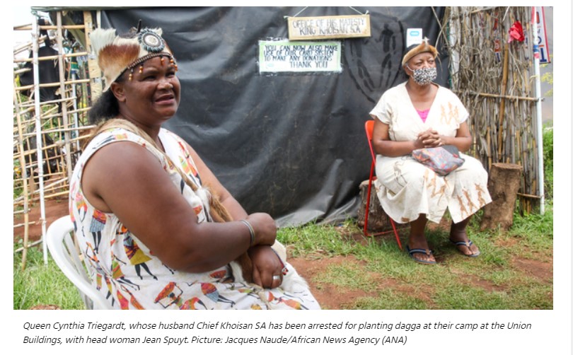 キングの妻であるシンシアさん（左）（画像は『IOL　2022年1月13日付Khoisan chief three others charged with dealing in dagga, illegal planting, cultivation」（Picture: Jacques Naude/African News Agency （ANA））」』のスクリーンショット）