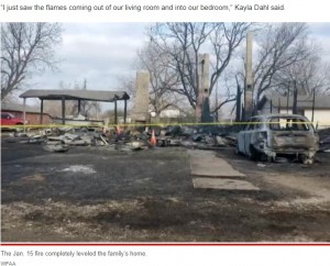 全焼した家（画像は『New York Post　2022年1月29日付「Texas toddler saves family from fire moments before it destroys home」（Decatur Fire Department）』のスクリーンショット）