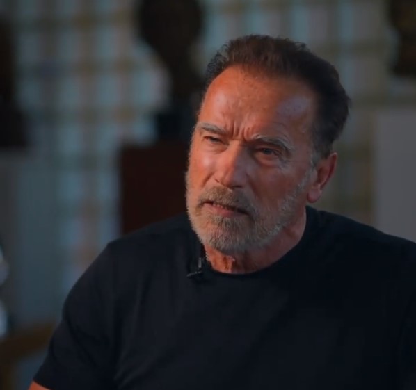赤信号を無視したとみられるアーノルド・シュワルツェネッガー（画像は『Arnold Schwarzenegger　2021年10月29日付Instagram「So, what is it?」』のスクリーンショット）
