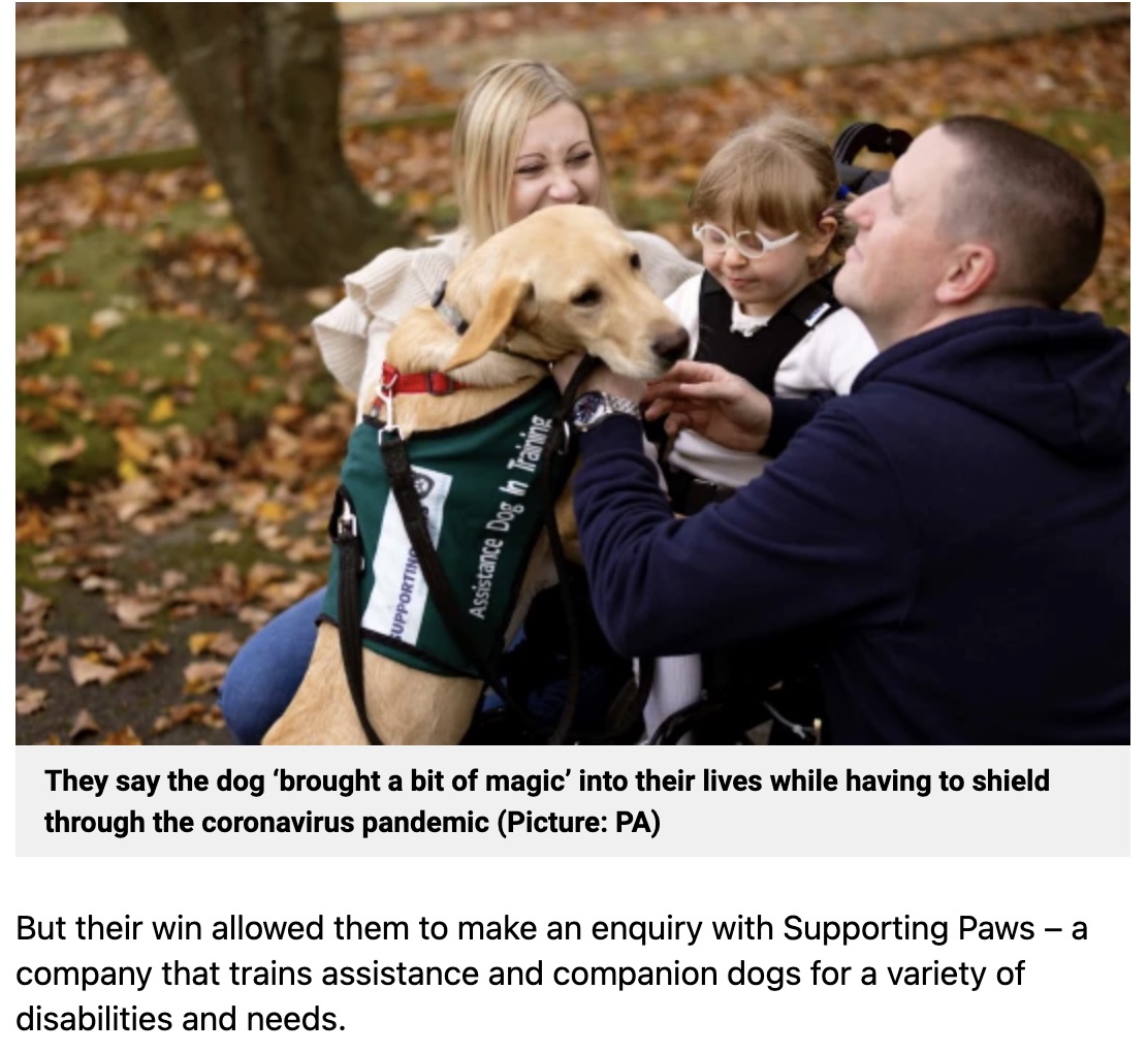 シャーロットちゃんを助ける介助犬のマーリン（画像は『Metro　2022年1月19日付「Couple’s ￡1,000,000 lottery win helped them buy support dog for disabled daughter」（Picture: PA）』のスクリーンショット）