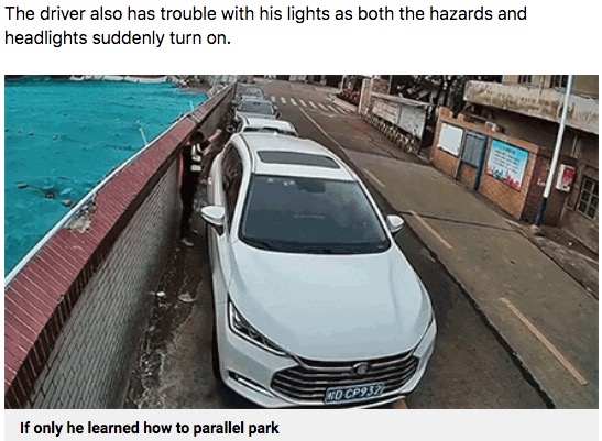 手で車を引きずってなんとか駐車スペースに（画像は『Metro　2022年1月3日付「Driver gives up trying to parallel park and moves car with bare hands」』のスクリーンショット）