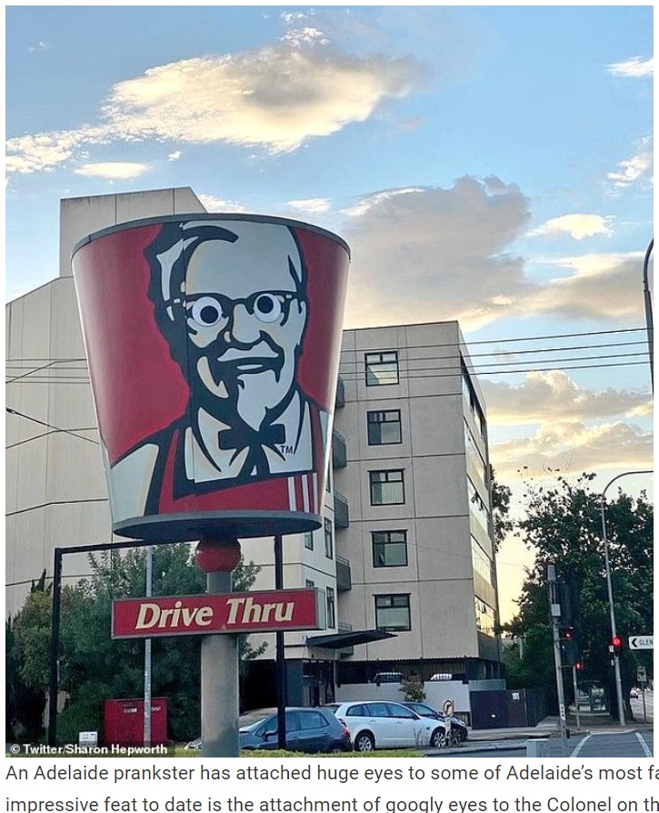 KFCの巨大看板に仕掛けられたイタズラ（画像は『WhatsNew2Day　2022年1月14日付「Prankster Puts Googly Eyes On KFC’s Colonel Sanders, Dan Murphy’s And Jim’s Faces In Adelaide」（Twitter/Sharon Hepworth）』のスクリーンショット）