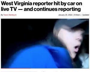 はねられた後すぐに立ち上がったトーリさん（画像は『New York Post　2022年1月20日付「West Virginia reporter hit by car on live TV ― and continues reporting」』のスクリーンショット）