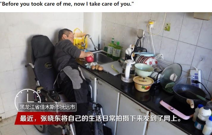 体を斜めにしたまま料理する張さん（画像は『MINNEWS　2022年1月15日付「A 36-year-old paralyzed man takes care of his 62-year-old paralyzed father. He cooks three meals a day and raises a stray cat.」』のスクリーンショット）