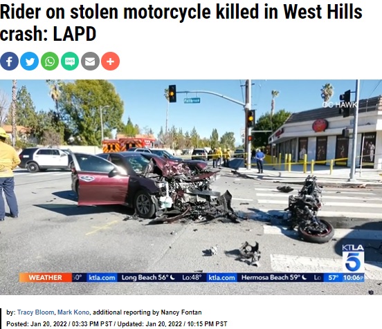 事故後の現場（画像は『KTLA　2022年1月20日付「Rider on stolen motorcycle killed in West Hills crash: LAPD」』のスクリーンショット）