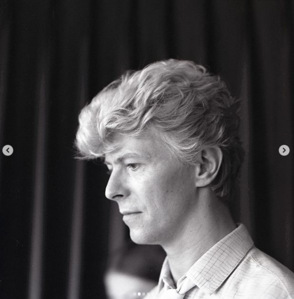 蝋人形のモデルとして撮影した実物のボウイの横顔（画像は『Madame Tussauds London　2022年1月8日付Instagram「On what would have been his 75th birthday, we are SO excited to reveal that we’re making a brand new figure of David Bowie」』のスクリーンショット）