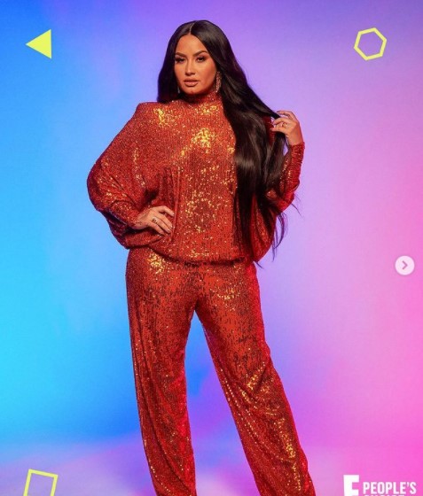 2020年「ピープルズ・チョイス・アワード」の司会を務めたデミ・ロヴァート（画像は『People’s Choice Awards　2020年11月16日付Instagram「Demi is a VISION in red!」』のスクリーンショット）