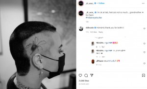 デミの頭部に入れた巨大なクモのタトゥー（画像は『Doctor Woo　2022年1月10日付Instagram「I’m ok at tatz, haircuts not so much…」』のスクリーンショット）