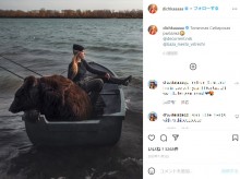 【海外発！Breaking News】ボートでクマと釣りを楽しむ女性　幻想的な写真が「絵本の1ページのよう」（露）