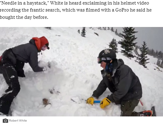 生き埋めになった犬を救出する大学生2人（画像は『ABC News　2022年1月4日付「Helmet video captures Colorado college students rescuing dog buried in avalanche」（Robert White）』のスクリーンショット）