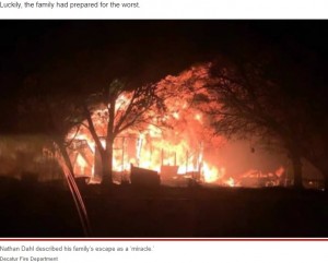 激しく燃える家（画像は『New York Post　2022年1月29日付「Texas toddler saves family from fire moments before it destroys home」（Decatur Fire Department）』のスクリーンショット）