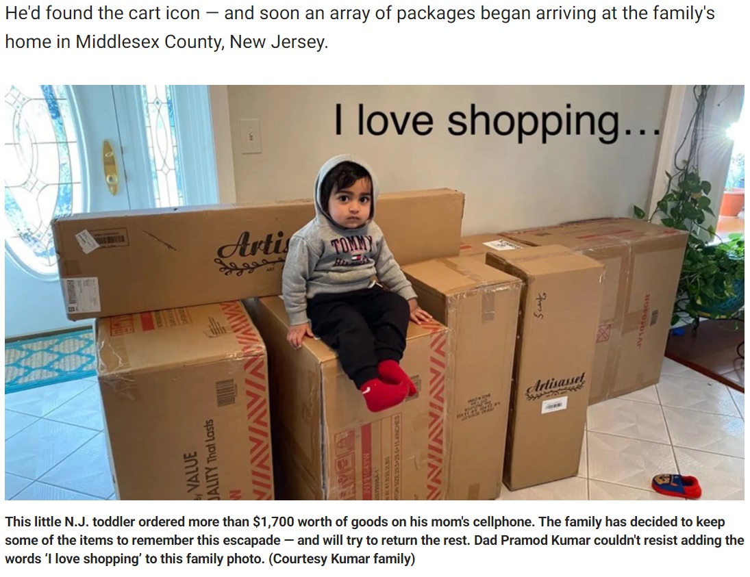 巨大な荷物の上で満足気な表情の男の子（画像は『Fox News　2022年1月23日付「NJ toddler buys over ＄1,700 worth of goods online from Walmart」（Courtesy Kumar family）』のスクリーンショット）