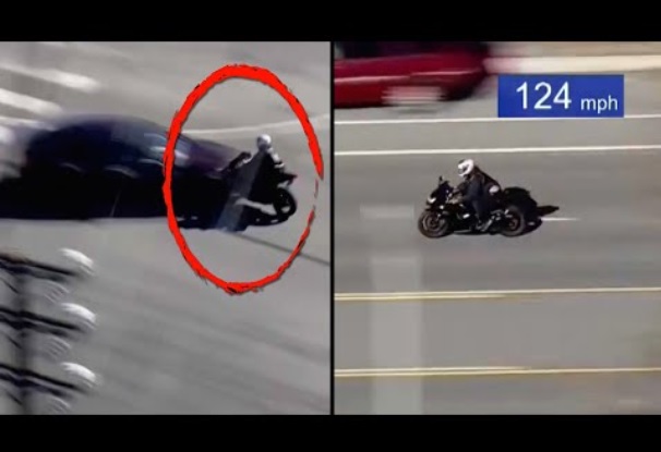 逃走するバイク（右）と車と正面衝突する瞬間（画像は『Inside Edition　2022年1月22日公開YouTube「Man Fleeing Police Crashes Motorcycle and Dies: LAPD」』のサムネイル）