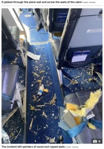 機内のシートは破け、床には破片が散乱（画像は『The Sun US　2022年1月5日付「WHAT THE FLOCK Plane horror as propeller smashes through WINDOW after hitting bird leaving passengers terrified」（Credit: Twitter）』のスクリーンショット）