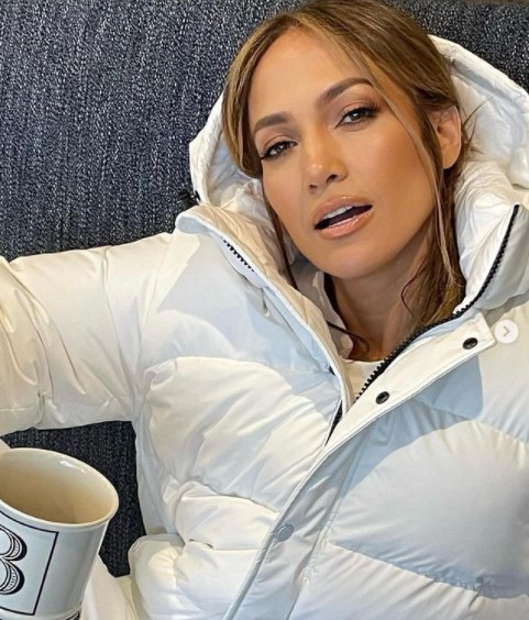 ワークアウトのルーティン動画を公開したジェニファー・ロペス（画像は『Jennifer Lopez　2021年12月21日付Instagram「Cozy morning in my Super Puff」』のスクリーンショット）