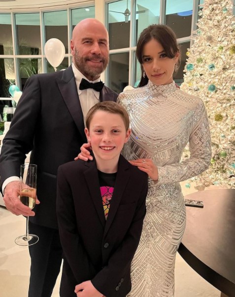 正装して新年を祝うジョンと2人の子供達（画像は『John Travolta　2021年12月31日付Instagram「Happy New Year everyone.」』のスクリーンショット）
