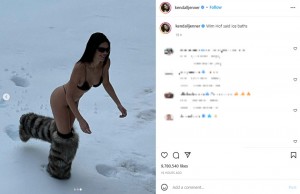 よろけそうな姿で雪の中を走るケンダル（Kendall　2022年1月20日付Instagram「Wim Hof said ice baths」』のスクリーンショット）
