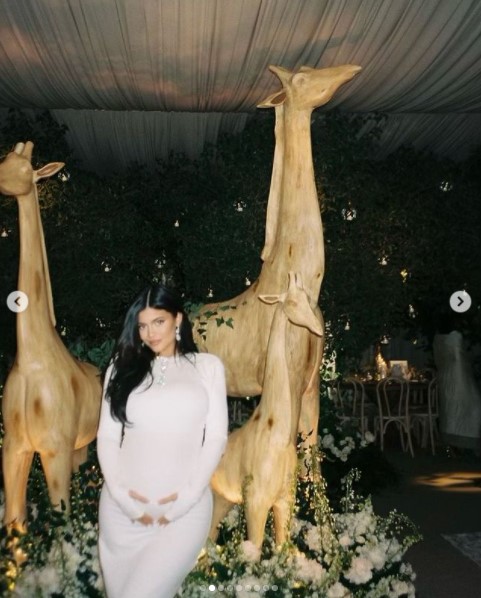 巨大なキリンのオブジェ前に立つカイリー（画像は『Kylie　2022年1月14日付Instagram』のスクリーンショット）