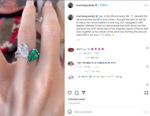 マシン・ガン・ケリーがデザインした婚約指輪をはめたミーガンの左手（画像は『the Blonde Don　2022年1月12日付Instagram「“yes, in this life and every life”」』のスクリーンショット）