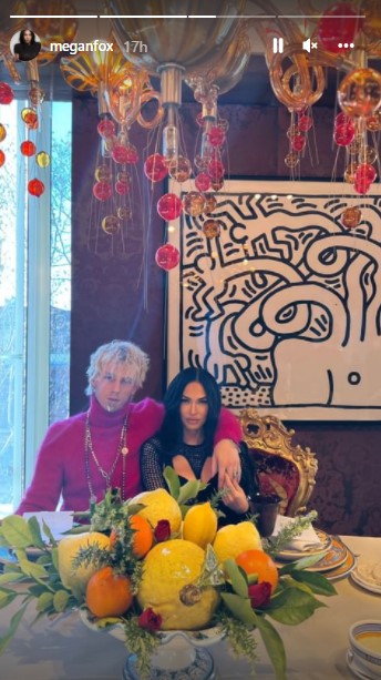 豪華なテーブル席に座る2人（画像は『Megan Fox　2022年1月17日付Instagram』のスクリーンショット）