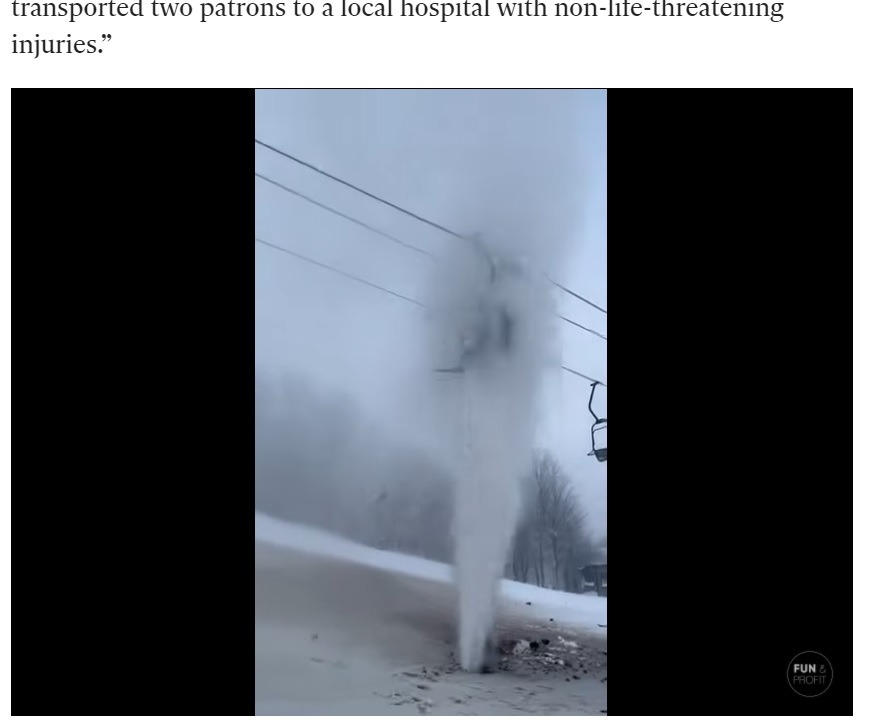リフトは停止し、水の直撃を受けた乗客は逃げられない状況に（画像は『The Independent　2022年1月9日付「Horrifying video shows skiers blasted with freezing water after pipe bursts under chairlift」』のスクリーンショット）