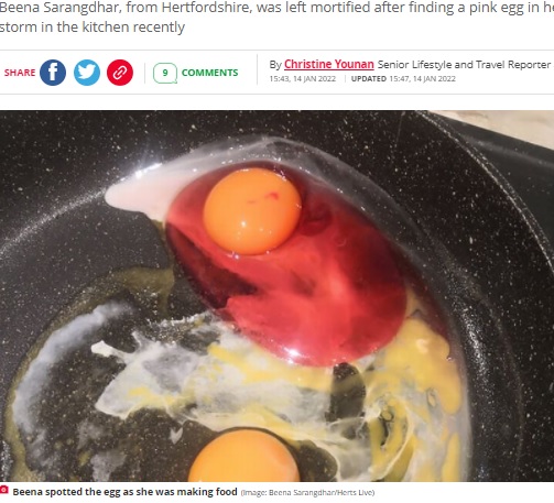 白身が鮮やかなピンク色の卵（画像は『The Daily Star　2022年1月14日付「Horrified woman ‘screams’ as she discovers unlikely pink egg in frying pan」（Image: Beena Sarangdhar/Herts Live）』のスクリーンショット）