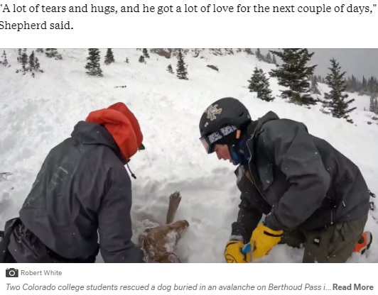雪をかきわける2人（画像は『ABC News　2022年1月4日付「Helmet video captures Colorado college students rescuing dog buried in avalanche」（Robert White）』のスクリーンショット）