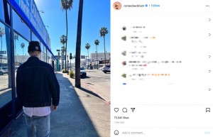 ロサンゼルスの街を歩くロメオの後ろ姿（画像は『ROMEO　2022年1月6日付Instagram』のスクリーンショット）