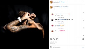 ジャスティン・ビーバーのうなじにある羽根のタトゥー（画像は『Justin Bieber　2022年1月7日付Instagram「＠rorykramer」』のスクリーンショット）