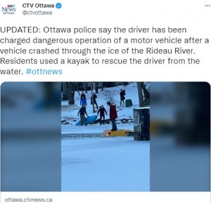 沈んでいく車の上に立つ女（画像は『CTV Ottawa　2022年1月17日付Twitter「UPDATED: Ottawa police say the driver has been charged」』のスクリーンショット）