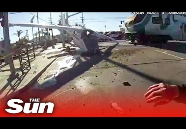 列車衝突寸前にパイロットを救出（画像は『The Sun　2022年1月10日公開 YouTube「Train smashes through downed plane SECONDS after pilot is rescued」』のサムネイル）