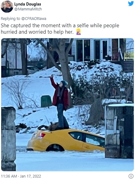沈む車の上で自撮りする女（画像は『Lynda Douglas　2022年1月17日付Twitter「She captured the moment with a selfie」』のスクリーンショット）
