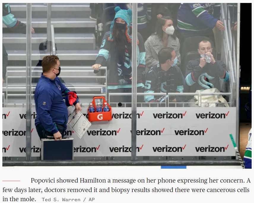 携帯に文字を打ってプラスチックの板越しに伝えたナディアさん（画像は『TODAY　2022年1月4日付「Pre-med student spots cancerous mole on hockey staffer at game. It was a dangerous melanoma」（Ted S. Warren / AP）』のスクリーンショット）